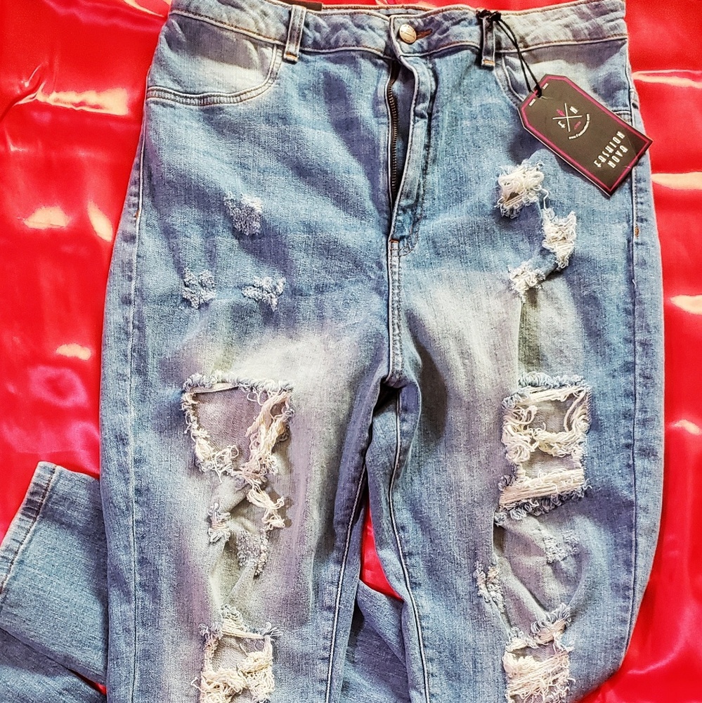 Chic Distressed Jeans